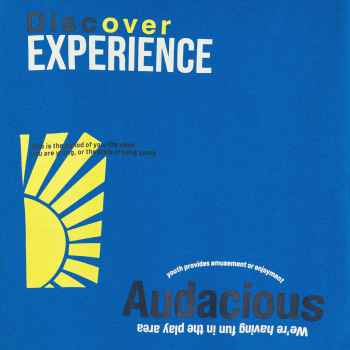 سويت شيرت بطبعة رسالة باللون الأزرق للفتيان.